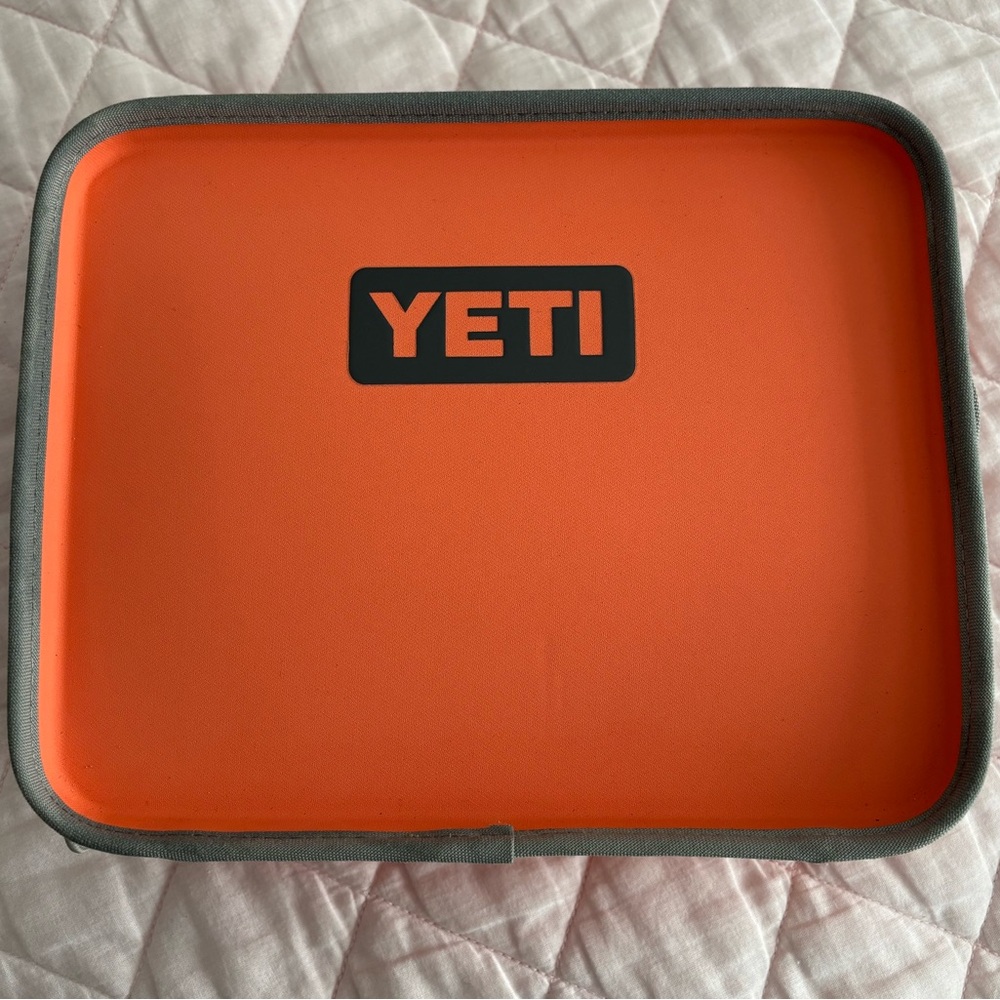 Yeti Day Trip Lunch Box Coral